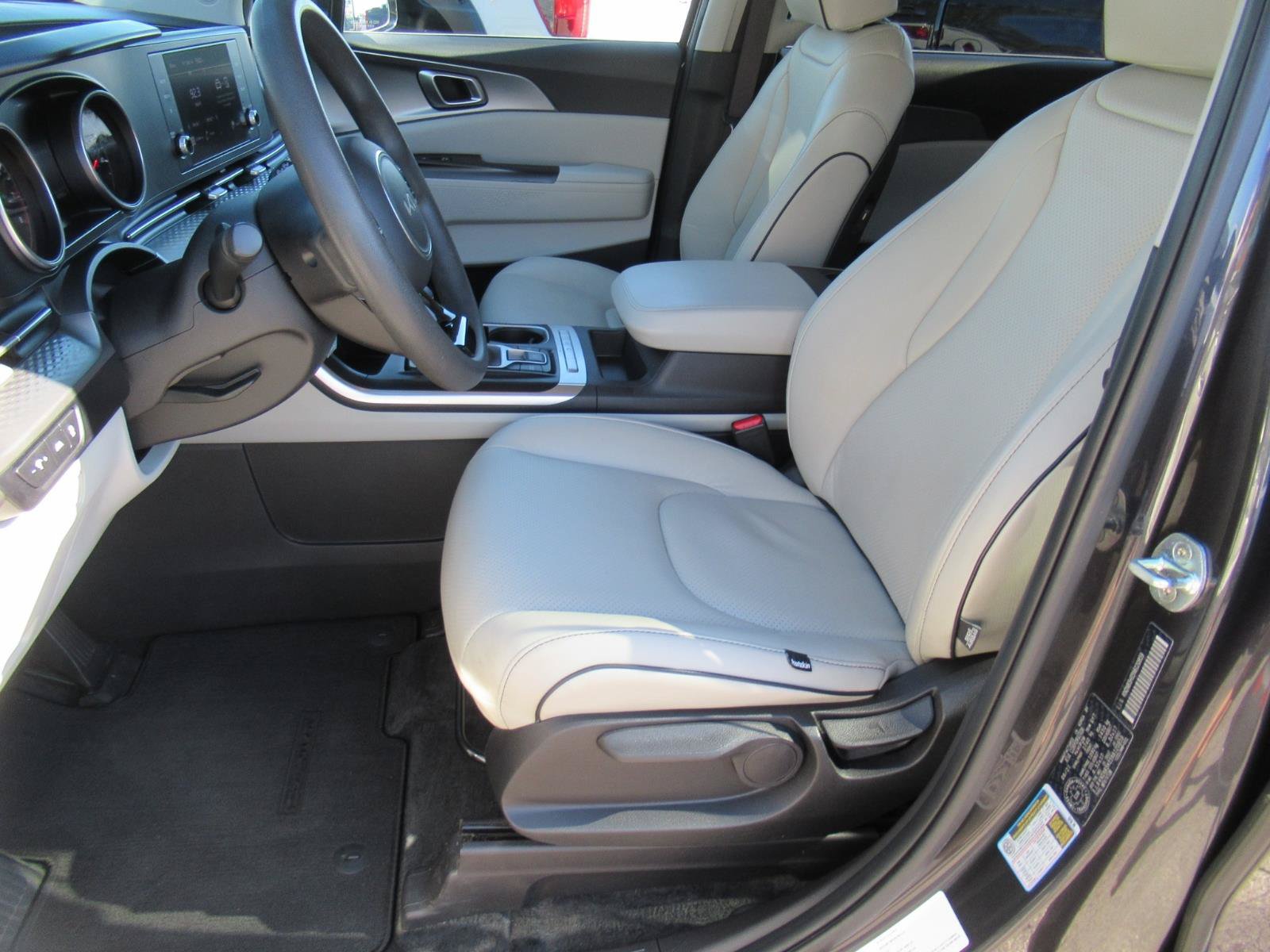 Used 2022 Kia Carnival LX FWD image 22