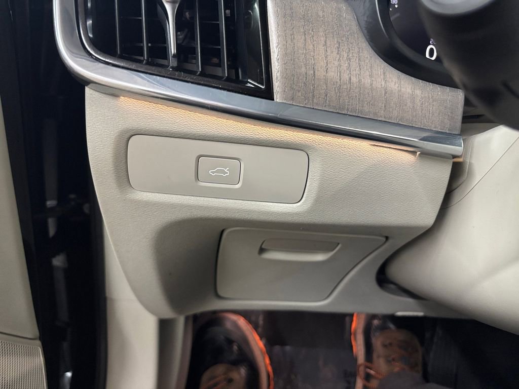 Certified 2025 Volvo S90 B6 Ultra w/ Lounge Package image 29