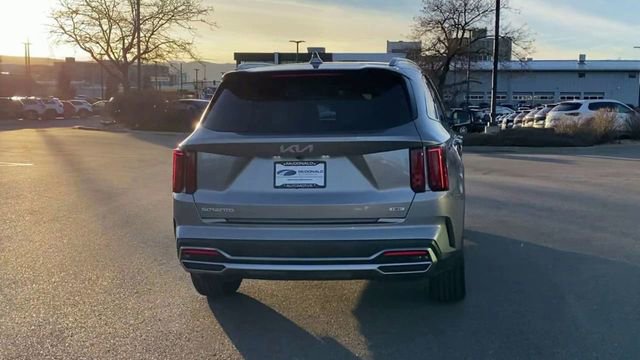 Used 2023 Kia Sorento SX Prestige w/ Panoramic Sunroof Package image 3