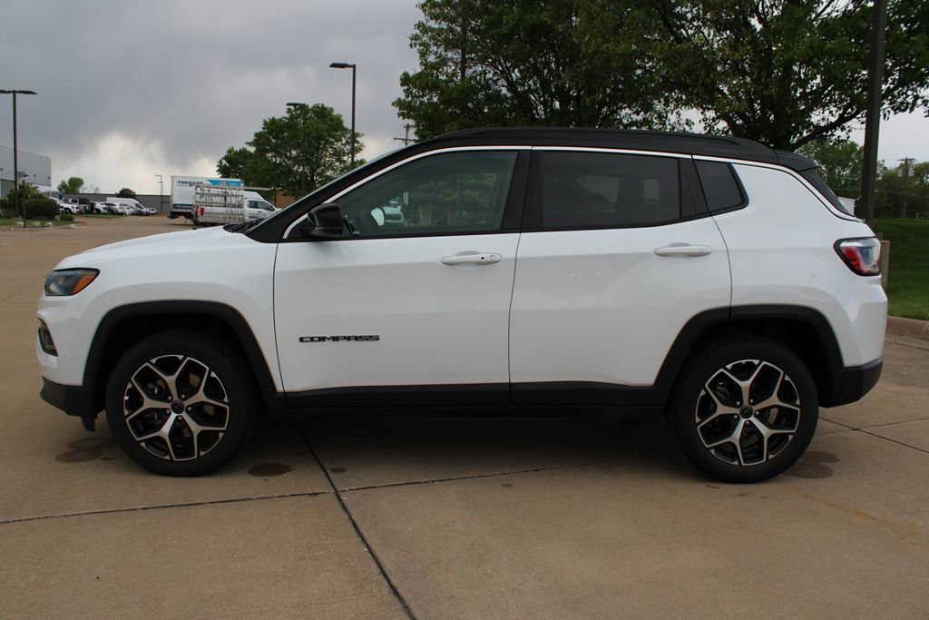 Used 2025 Jeep Compass Limited AWD/4WD image 16