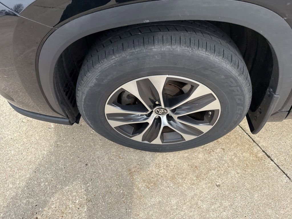 Used 2022 Toyota Highlander XLE image 12