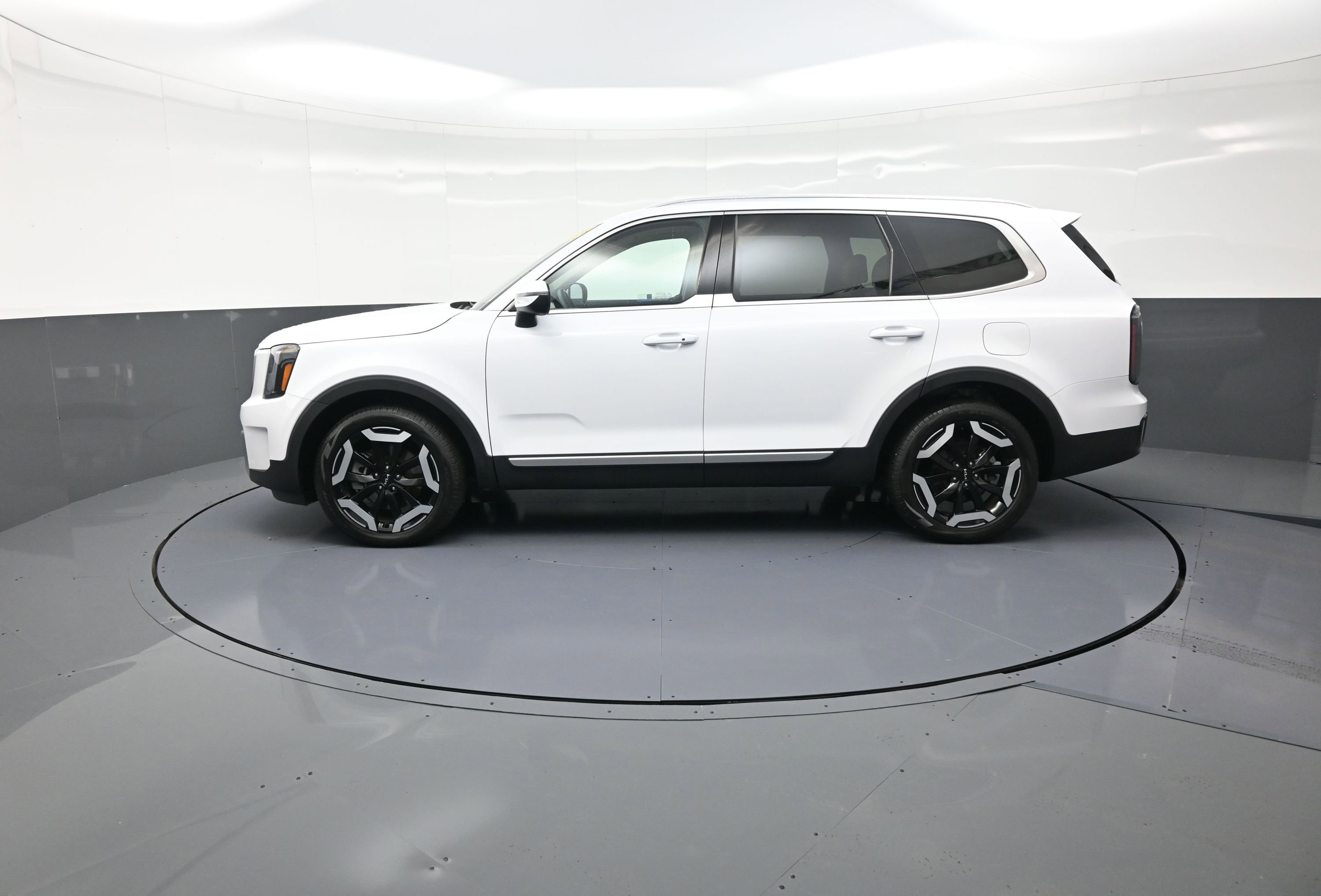 Used 2024 Kia Telluride EX w/ EX Captain's Chair Package image 6