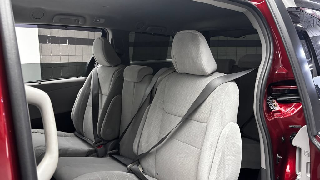 Used 2015 Toyota Sienna LE FWD image 26
