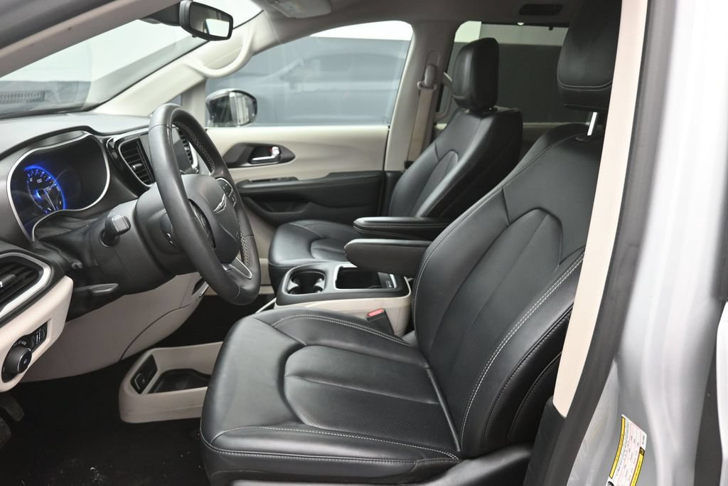 Used 2024 Chrysler Pacifica Touring-L FWD image 17