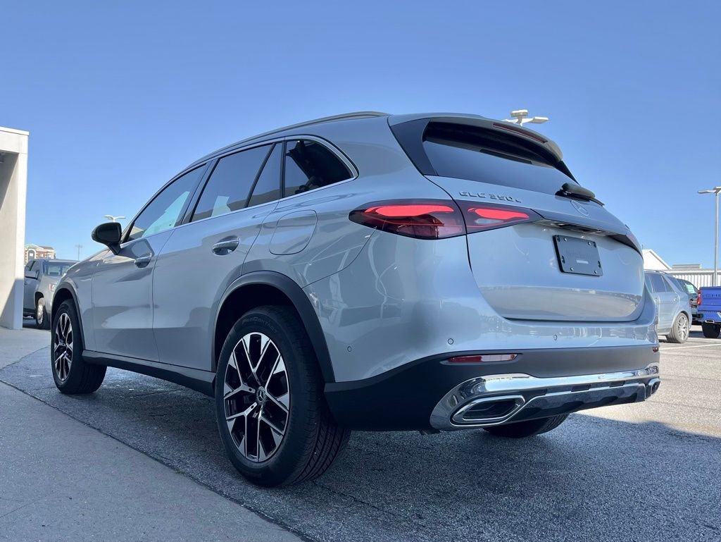 Used 2025 Mercedes-Benz GLC 350e 4MATIC image 10