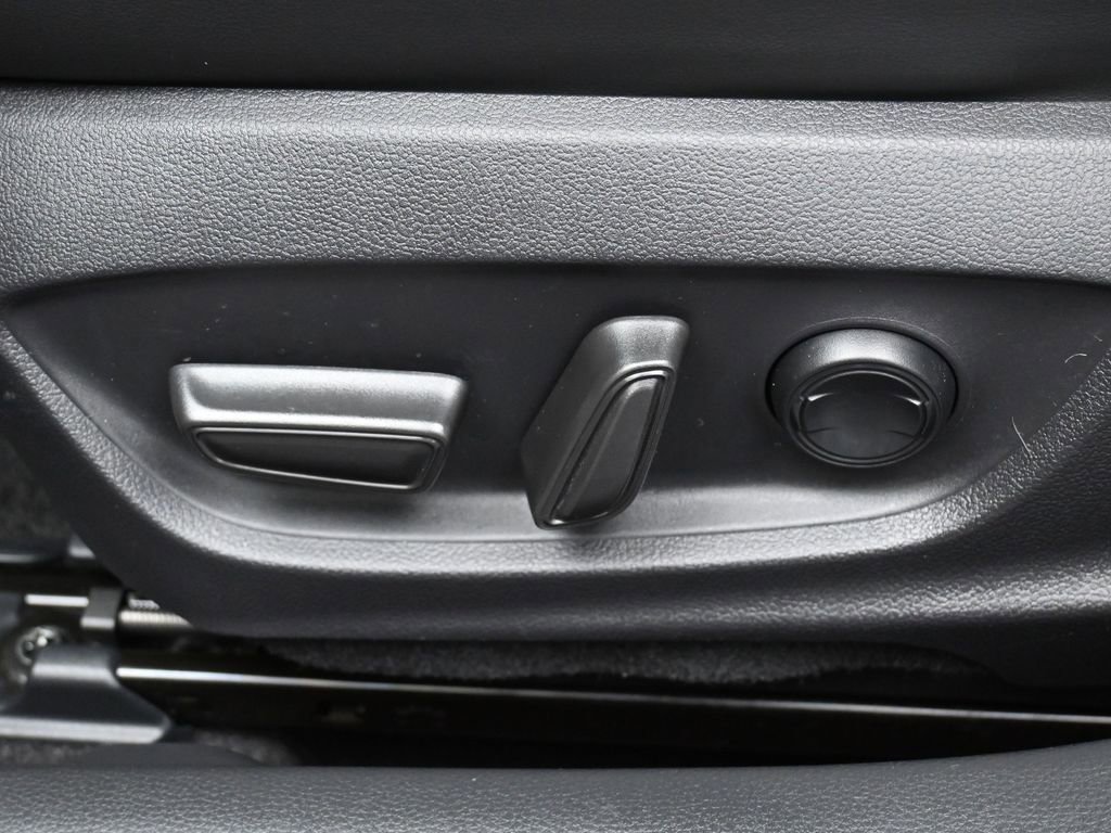 Used 2025 Toyota Prius XLE image 10