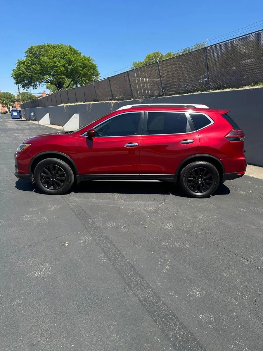 Used 2018 Nissan Rogue SV image 2