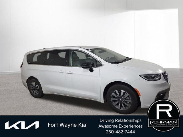 Used 2024 Chrysler Pacifica Select image 5