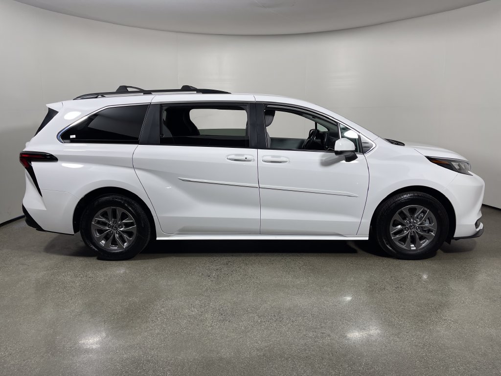 Certified 2026 Toyota Sienna LE FWD image 2