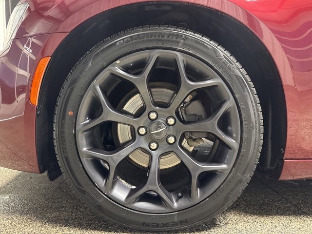 Used 2019 Chrysler 300 Touring w/ Sport Appearance Package image 4