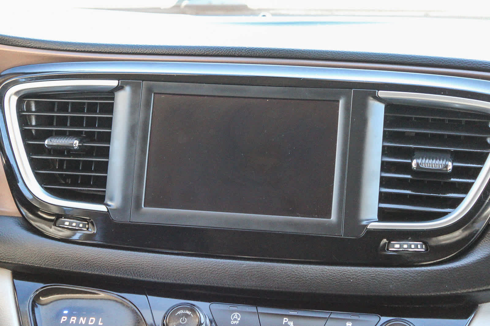 Used 2018 Chrysler Pacifica Touring-L image 14