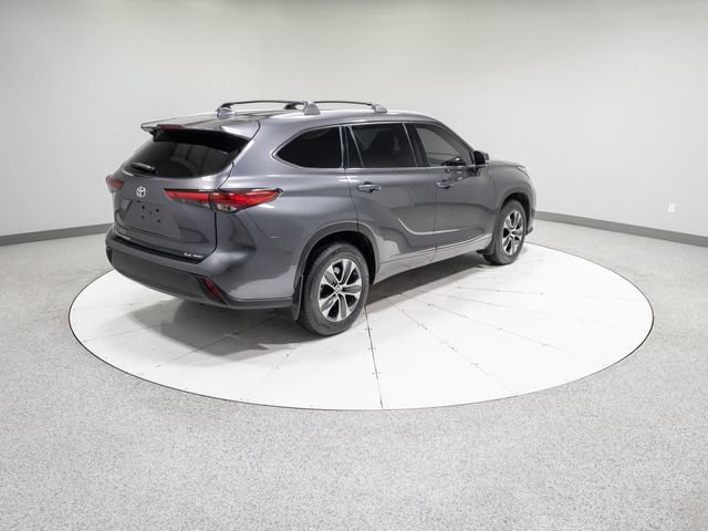 Used 2022 Toyota Highlander XLE AWD/4WD image 34