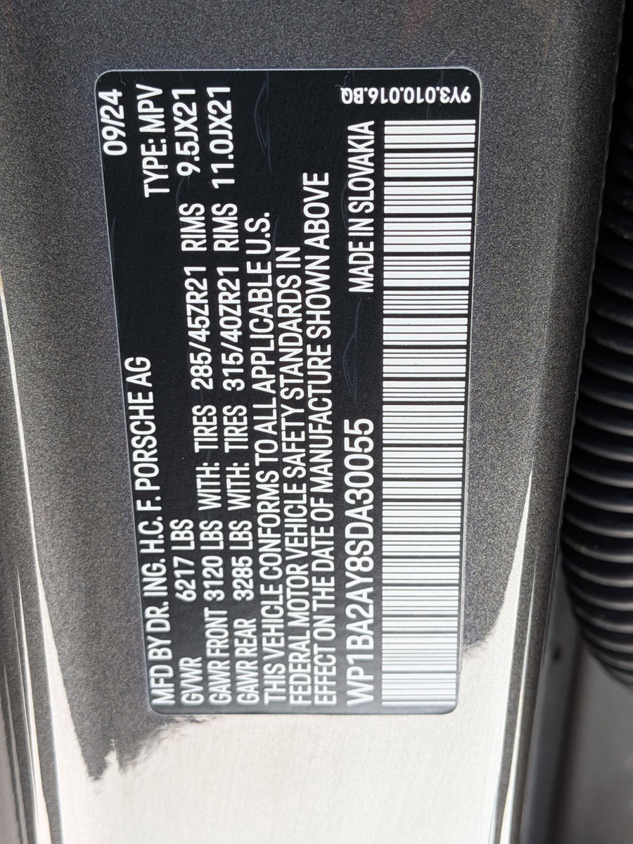 Certified 2025 Porsche Cayenne Coupe AWD/4WD image 28