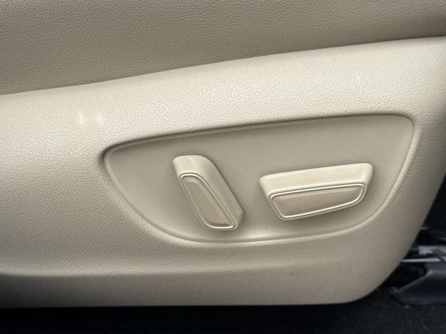 Used 2023 Toyota Highlander Platinum FWD image 34