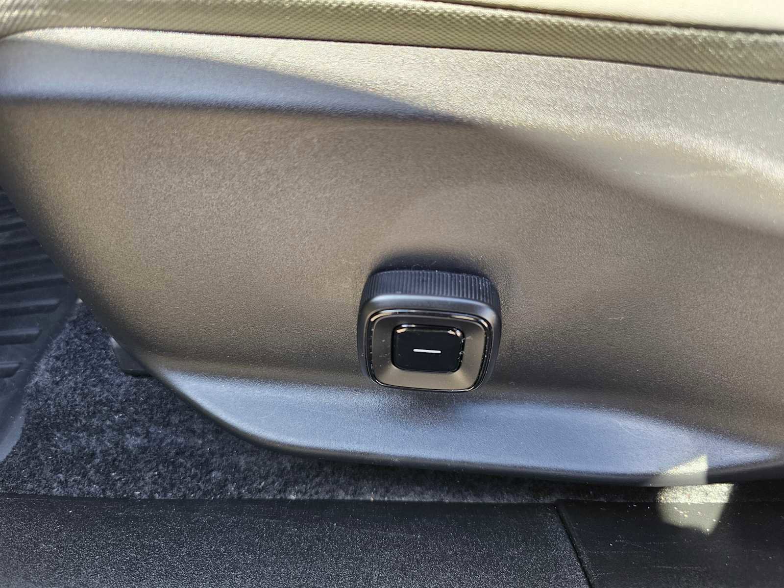 Used 2025 Volvo EX30 Plus w/ Protection Package Premier image 25