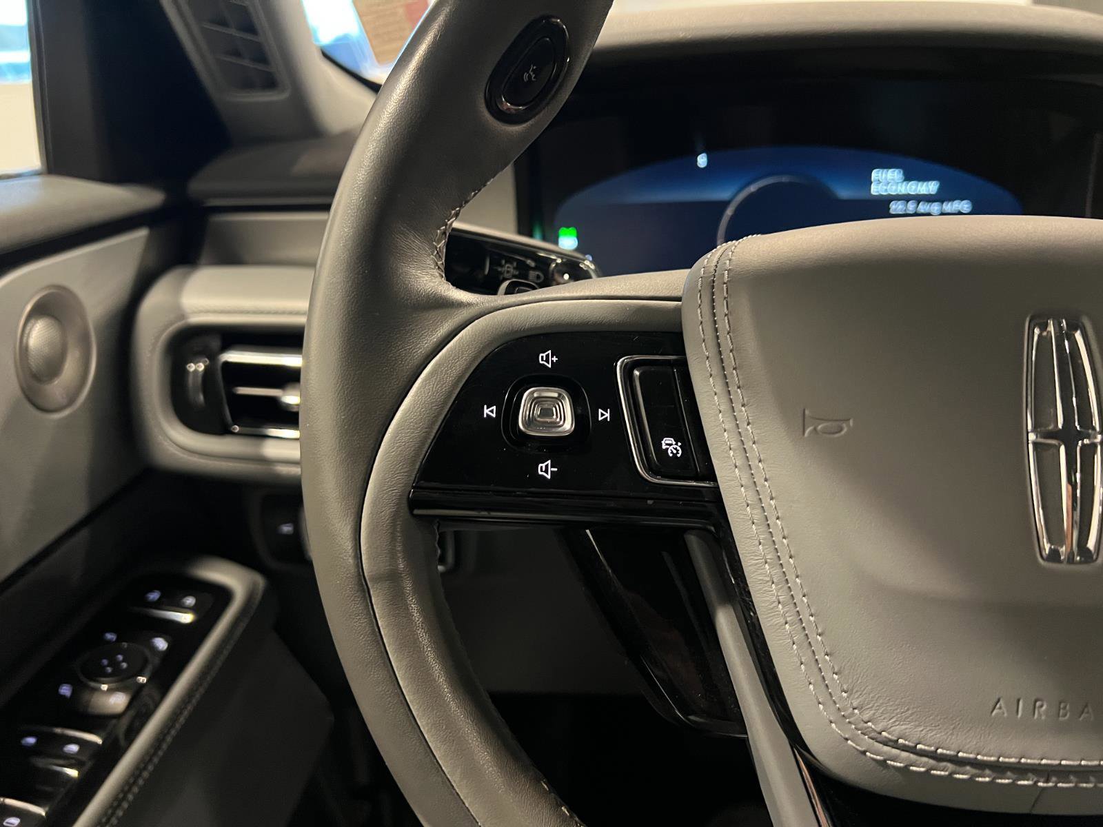 Used 2020 Lincoln Aviator Reserve w/ Equipment Group 202A image 13