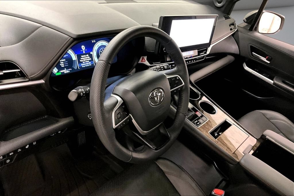 Used 2025 Toyota Sienna Platinum AWD/4WD image 17