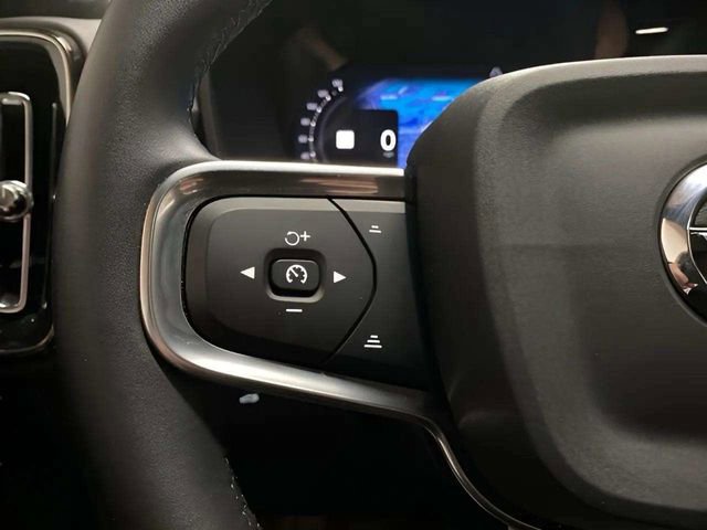 Used 2025 Volvo XC40 B5 Plus AWD/4WD image 33