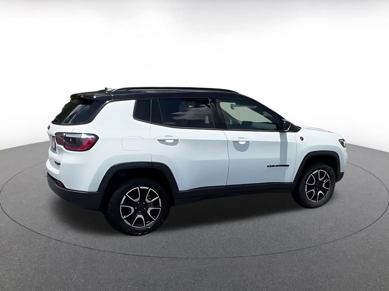 Used 2025 Jeep Compass Trailhawk AWD/4WD image 12