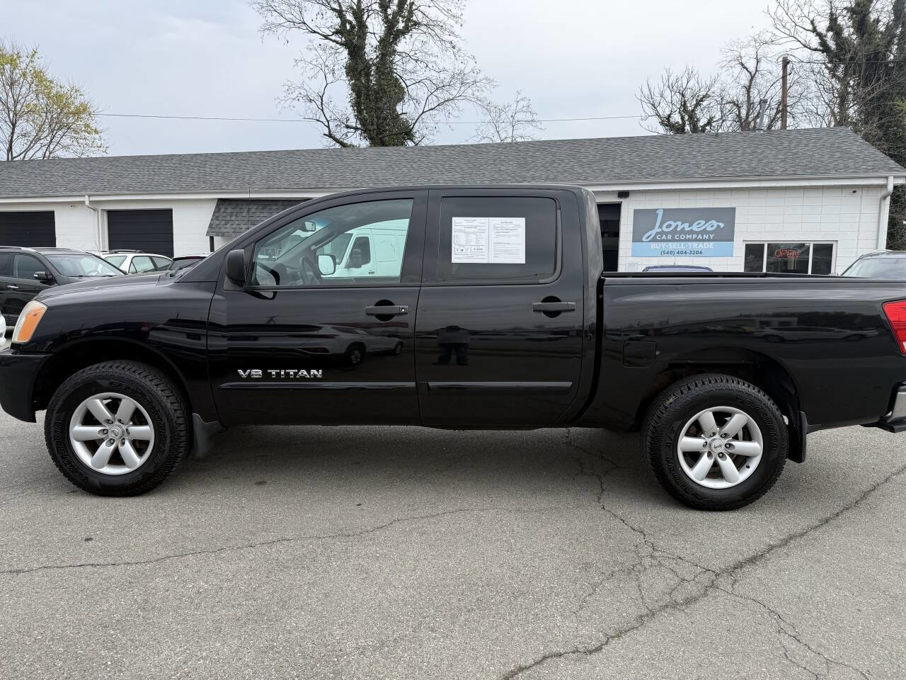 Used 2011 Nissan Titan SV w/ SV Value Truck Pkg image 9