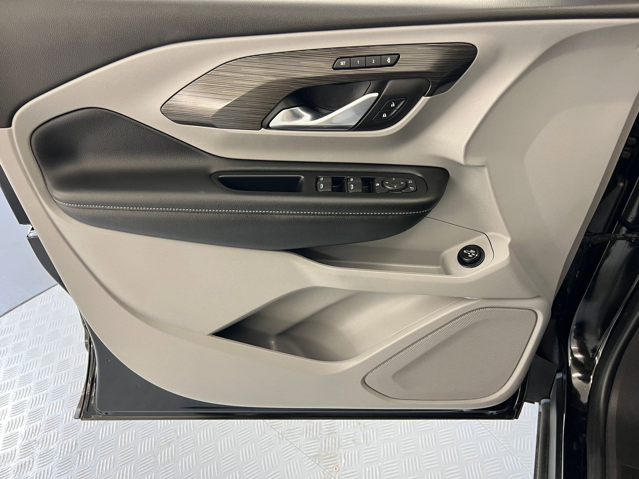 Used 2024 GMC Terrain SLT image 12