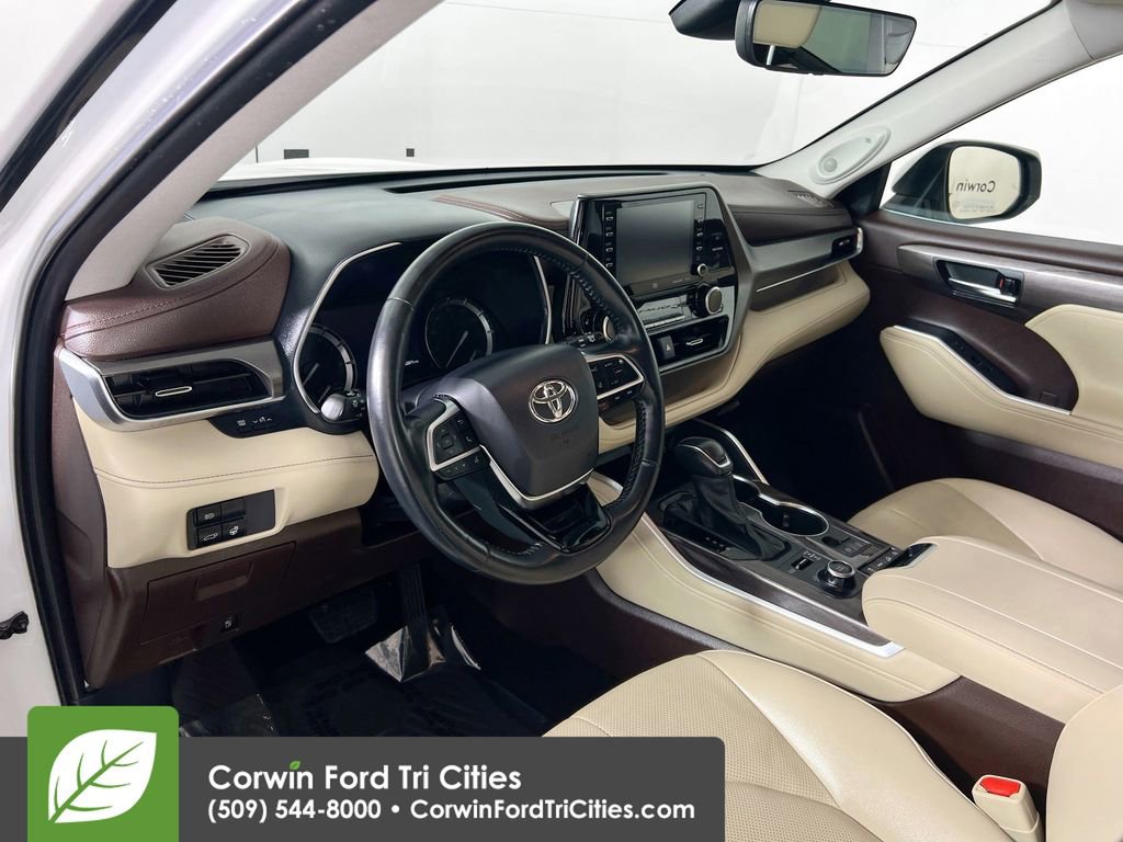 Used 2021 Toyota Highlander Limited image 3