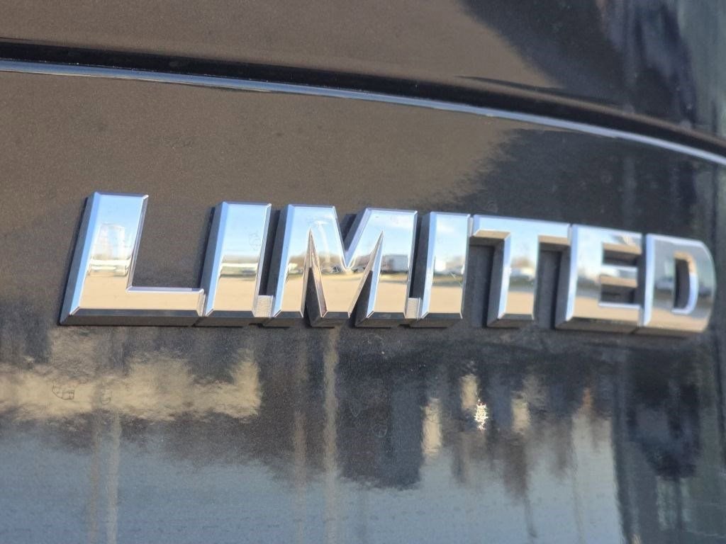 Used 2023 Toyota Venza Limited image 16