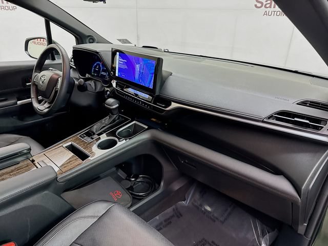 Used 2025 Toyota Sienna Platinum AWD/4WD image 32