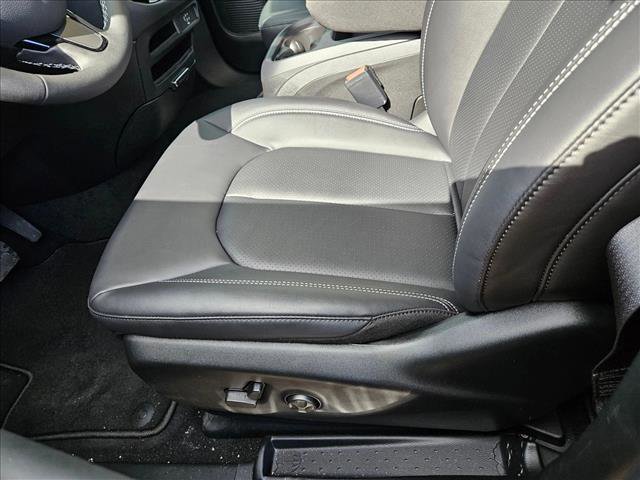 New 2026 Chrysler Pacifica Select w/ S Appearance Package FWD image 4