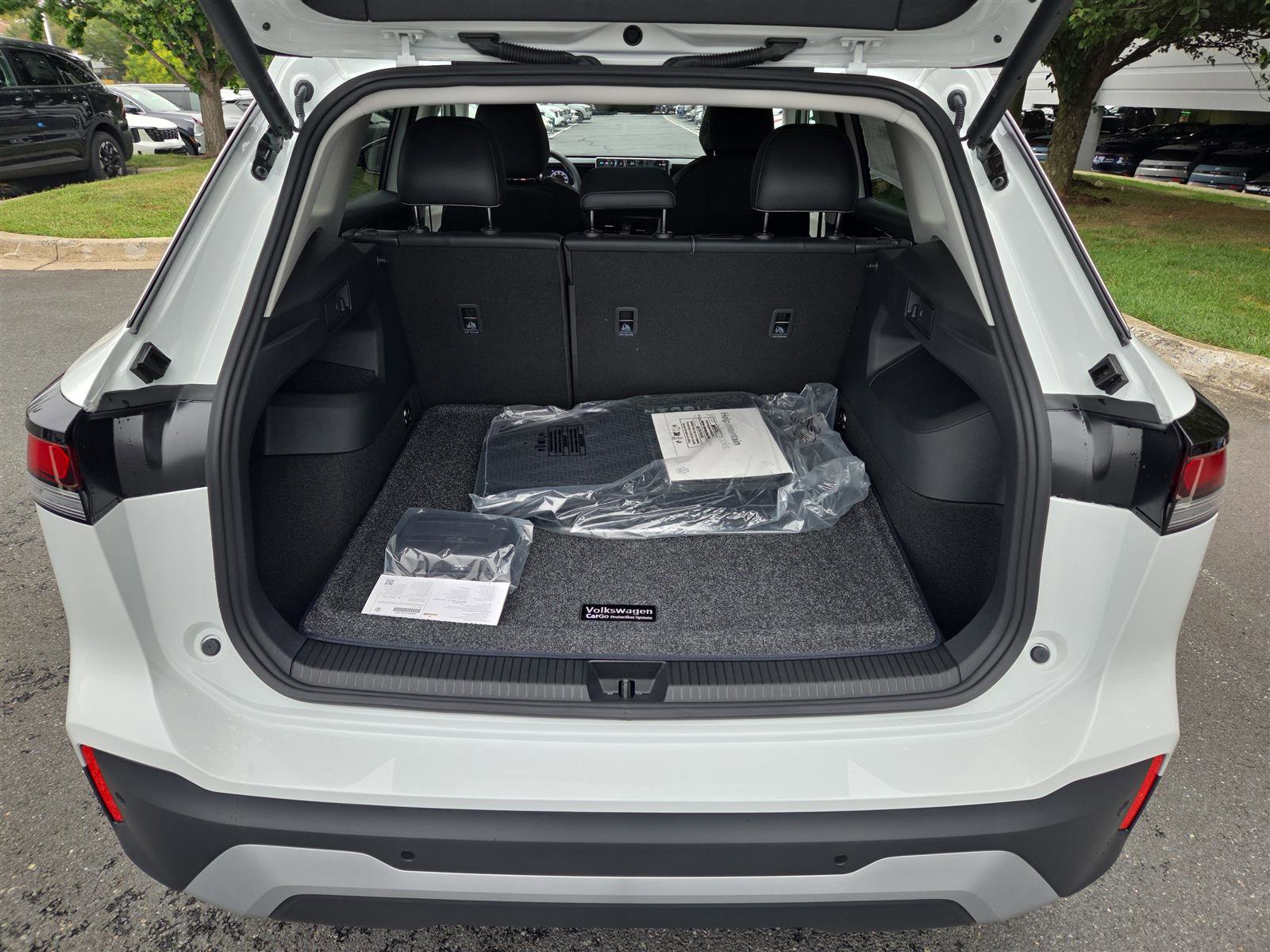 New 2025 Volkswagen Tiguan SE image 28