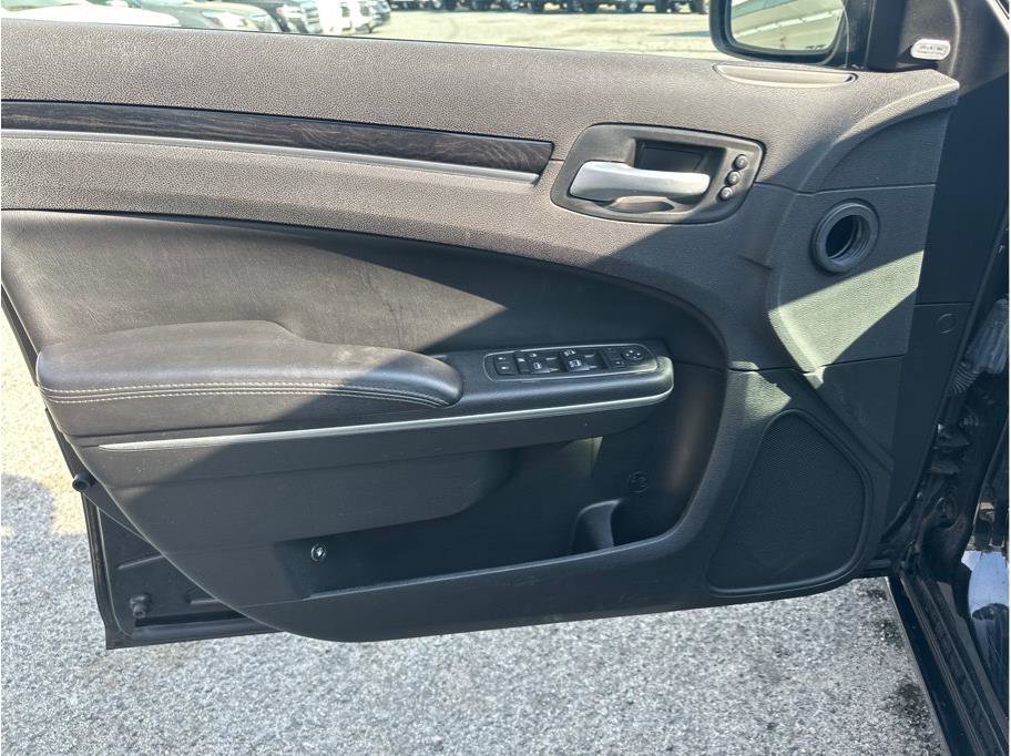 Used 2018 Chrysler 300 Limited image 12