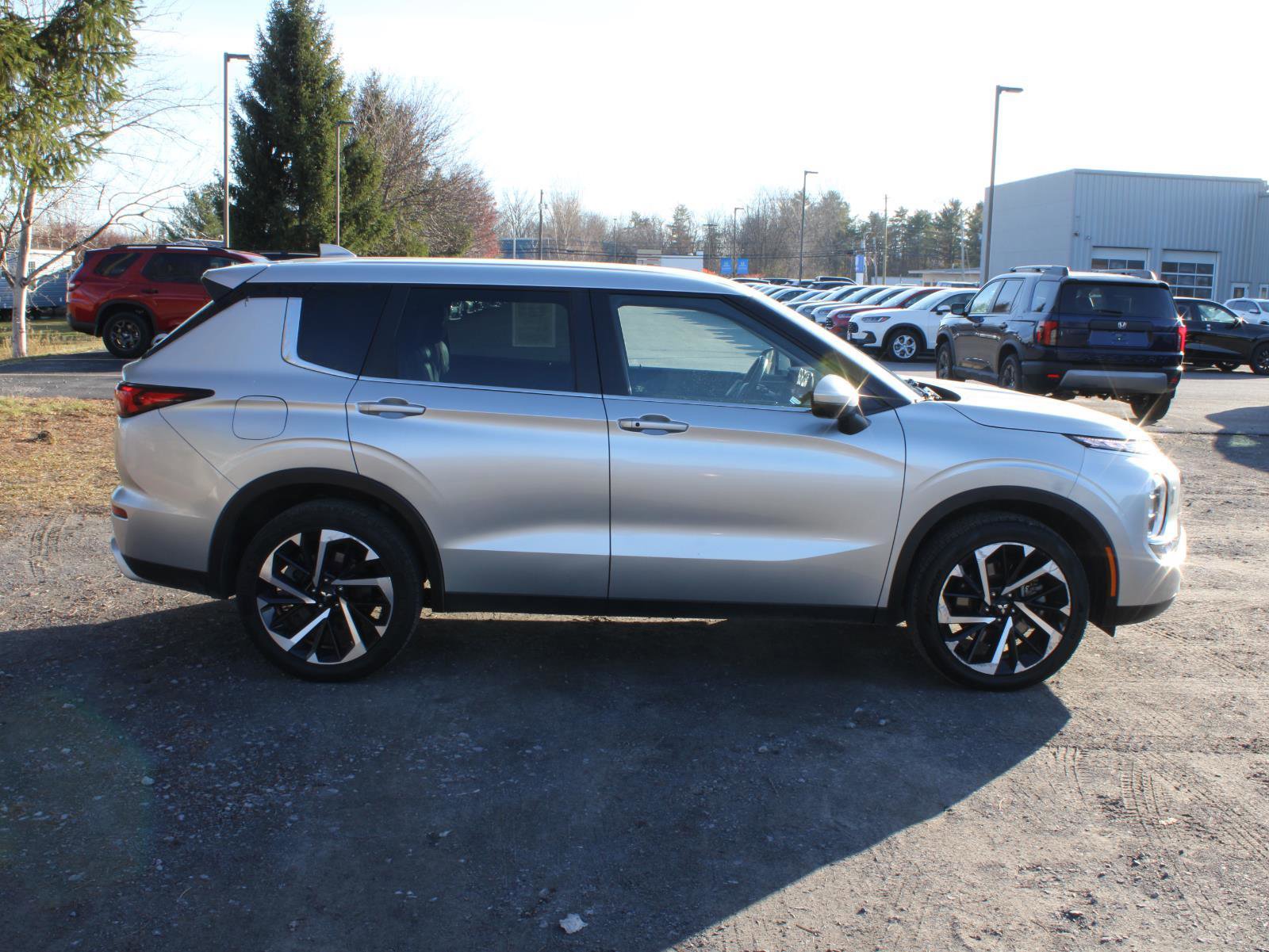 Used 2023 Mitsubishi Outlander SE image 4