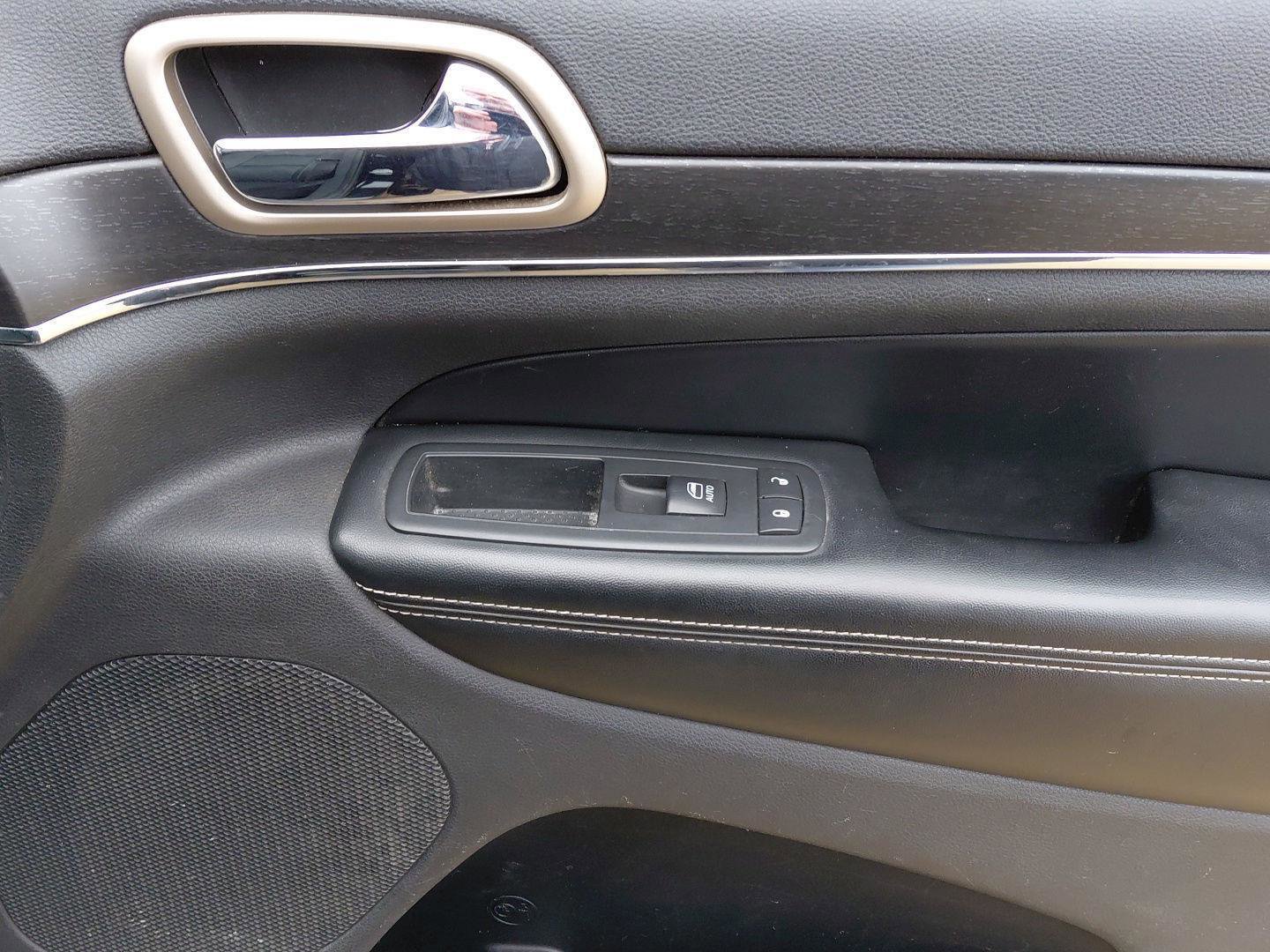 Used 2015 Jeep Grand Cherokee Limited w/ Luxury Group II image 13