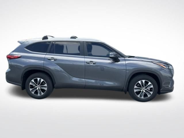 Used 2023 Toyota Highlander XLE AWD/4WD image 8