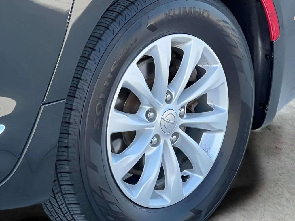 Used 2019 Chrysler Pacifica Touring-L FWD image 34