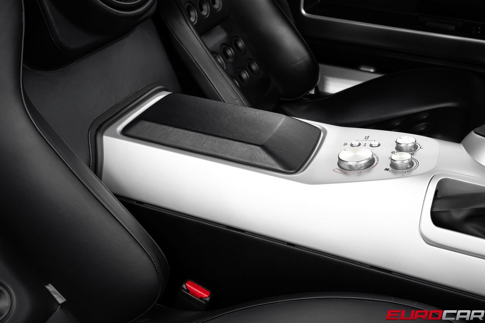 Used 2005 Ford GT RWD image 37