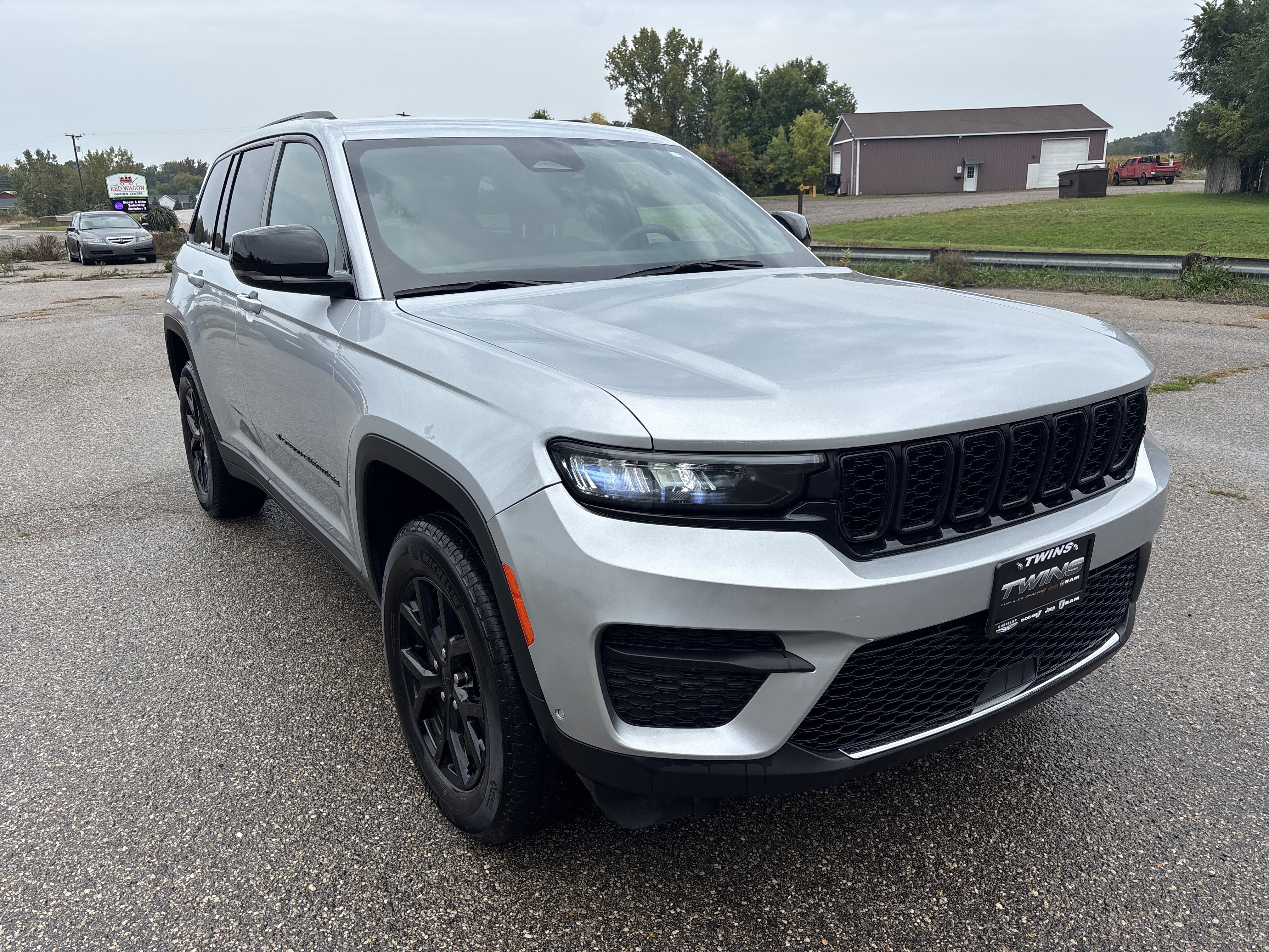 Used 2025 Jeep Grand Cherokee Altitude AWD/4WD image 1