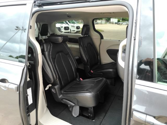 Used 2023 Chrysler Pacifica Touring-L FWD image 26