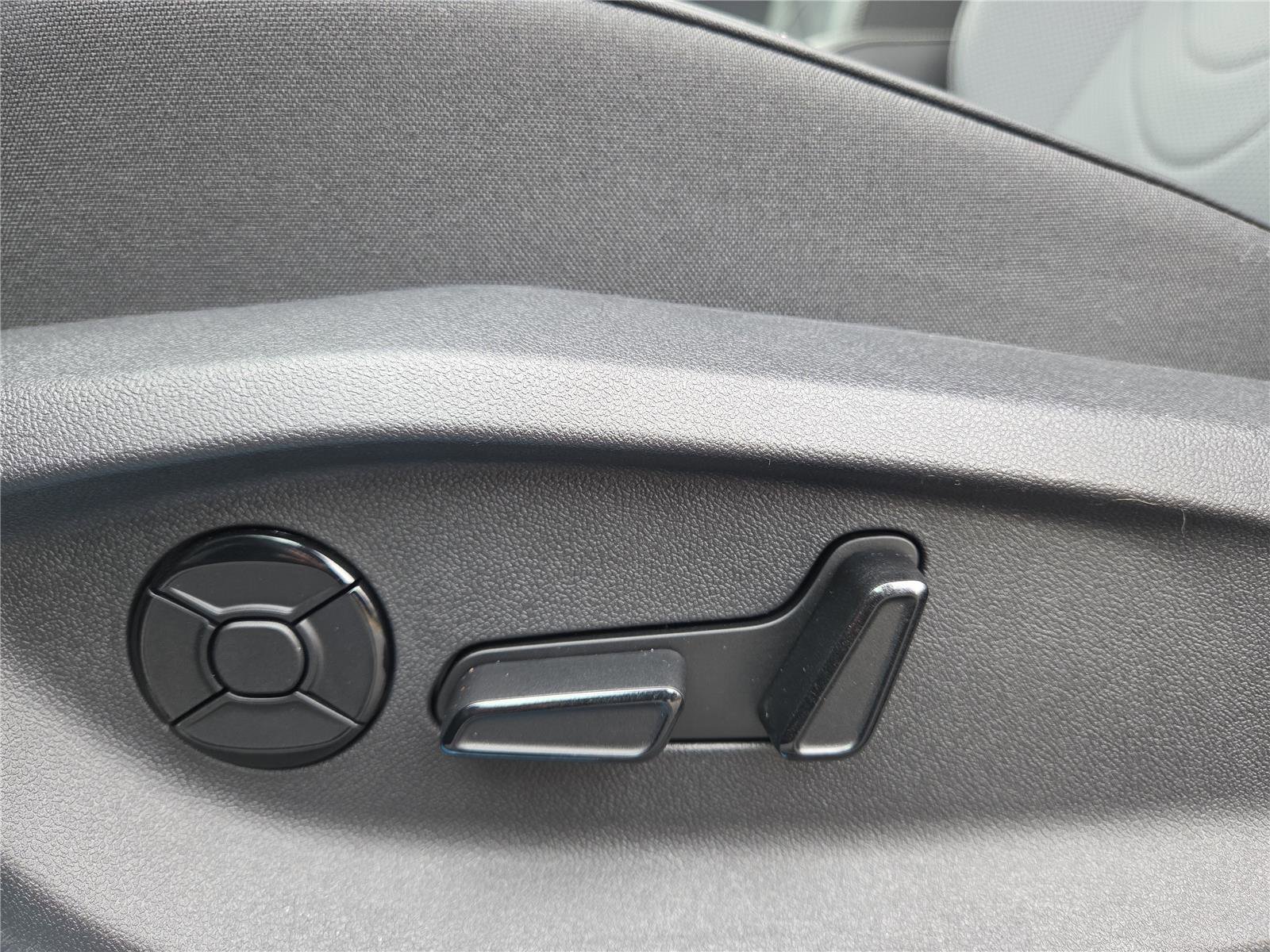 New 2026 Volkswagen Tiguan SE image 15