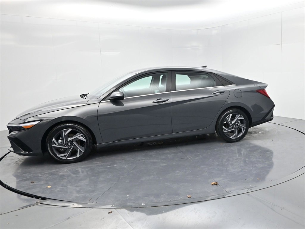 Used 2025 Hyundai Elantra SEL image 4