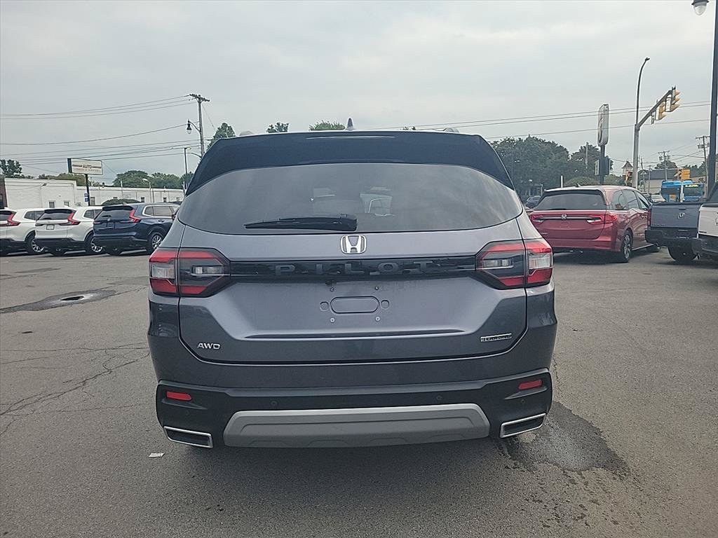 Used 2023 Honda Pilot Touring image 4