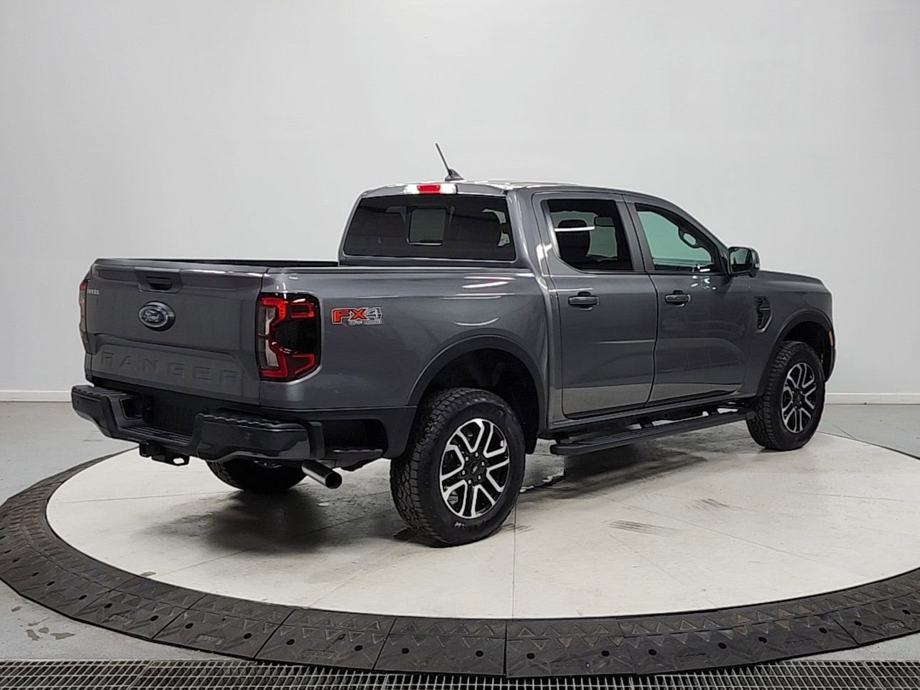 Used 2025 Ford Ranger Lariat w/ FX4 Off-Road Package AWD/4WD image 7