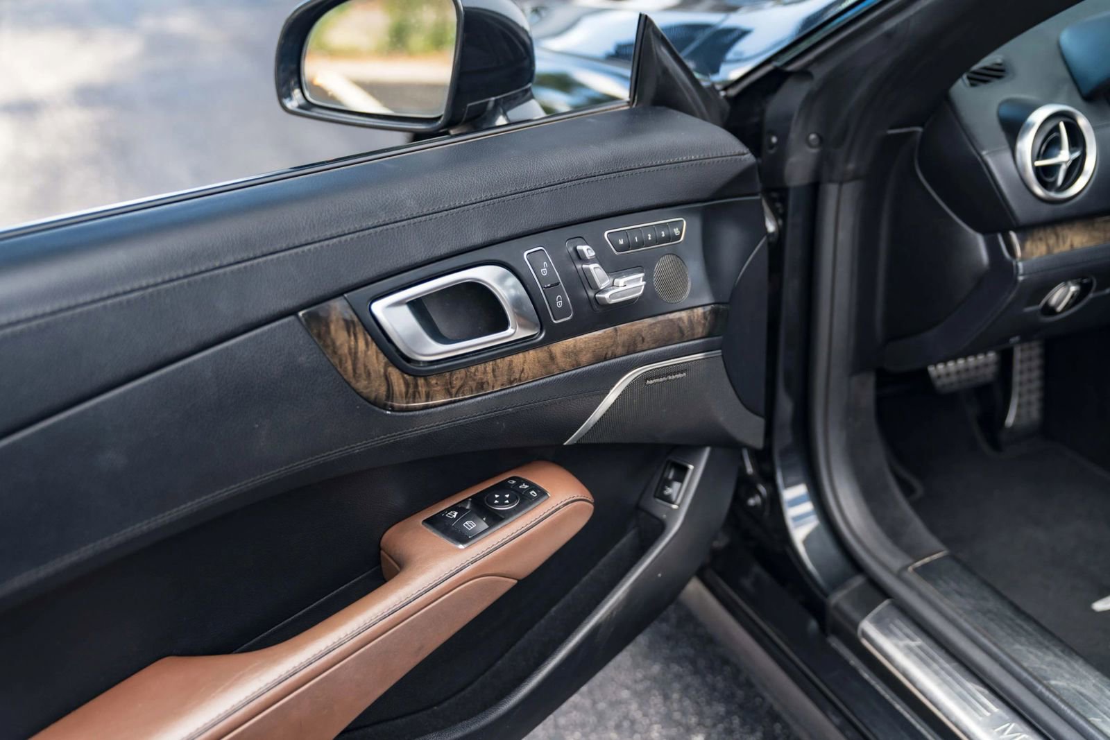 Used 2015 Mercedes-Benz SL 550 image 24
