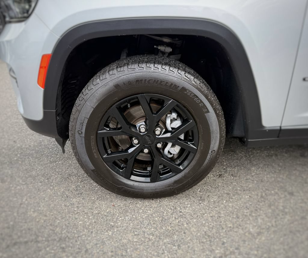 Used 2025 Jeep Grand Cherokee Altitude AWD/4WD image 18