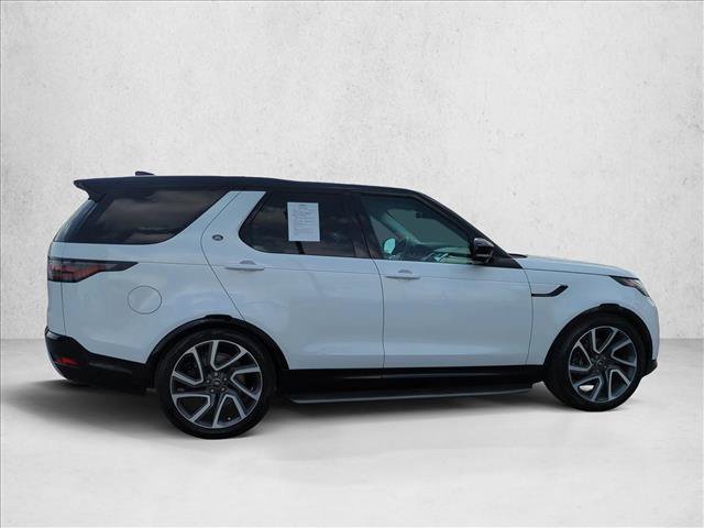 Used 2025 Land Rover Discovery Metropolitan Edition image 4