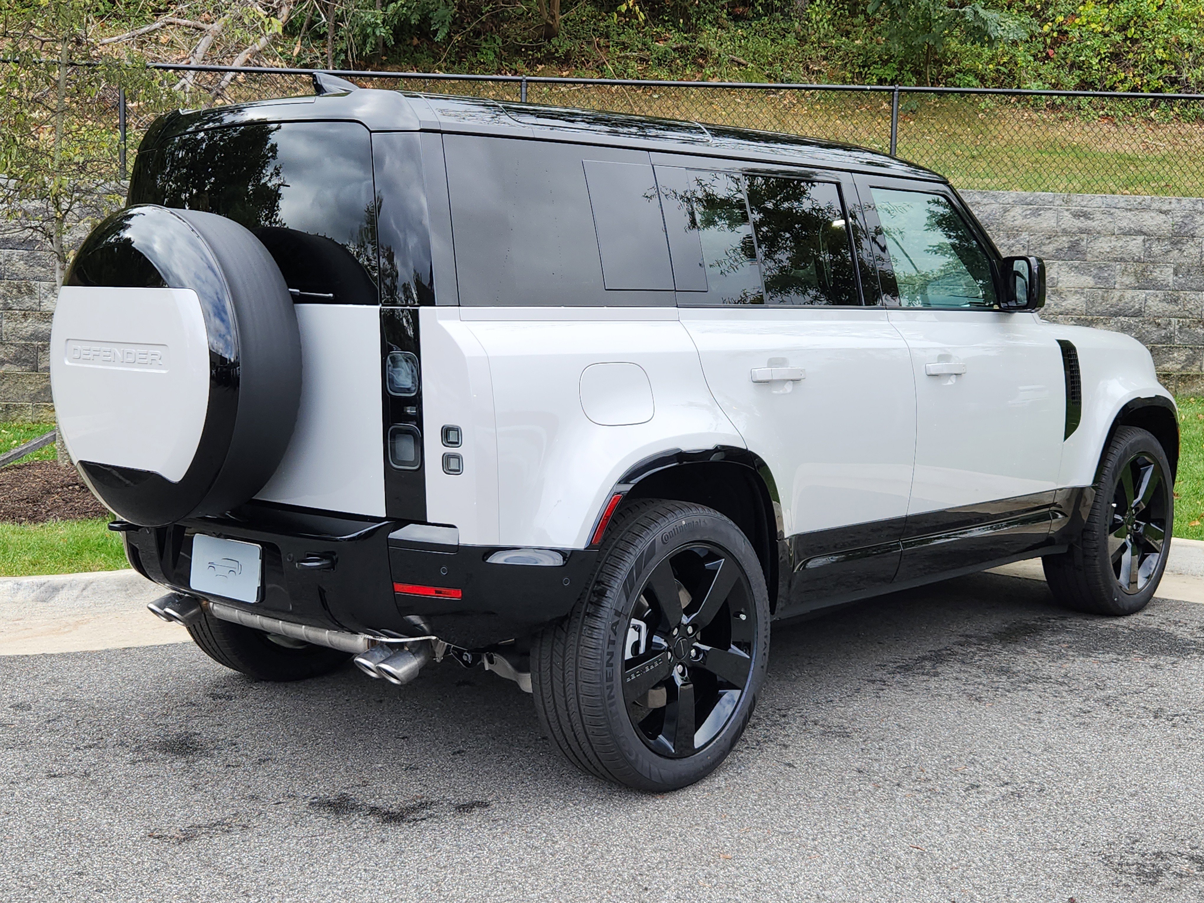 New 2026 Land Rover Defender 110 X-Dynamic SE image 2