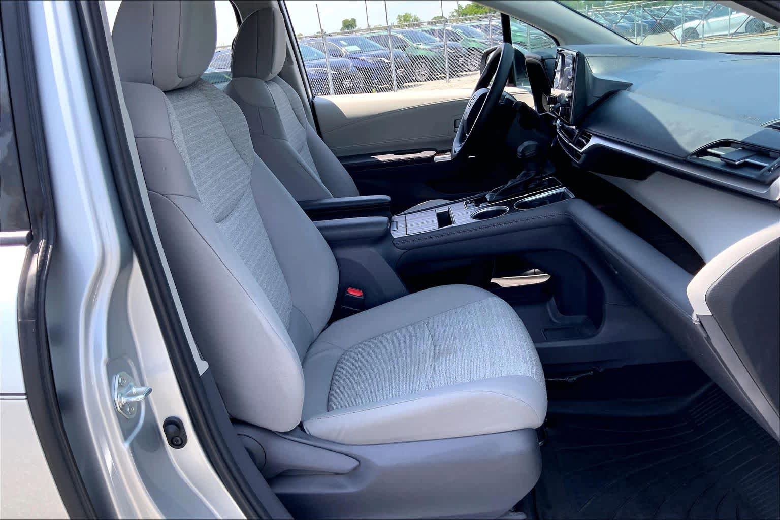 Used 2021 Toyota Sienna LE FWD image 9