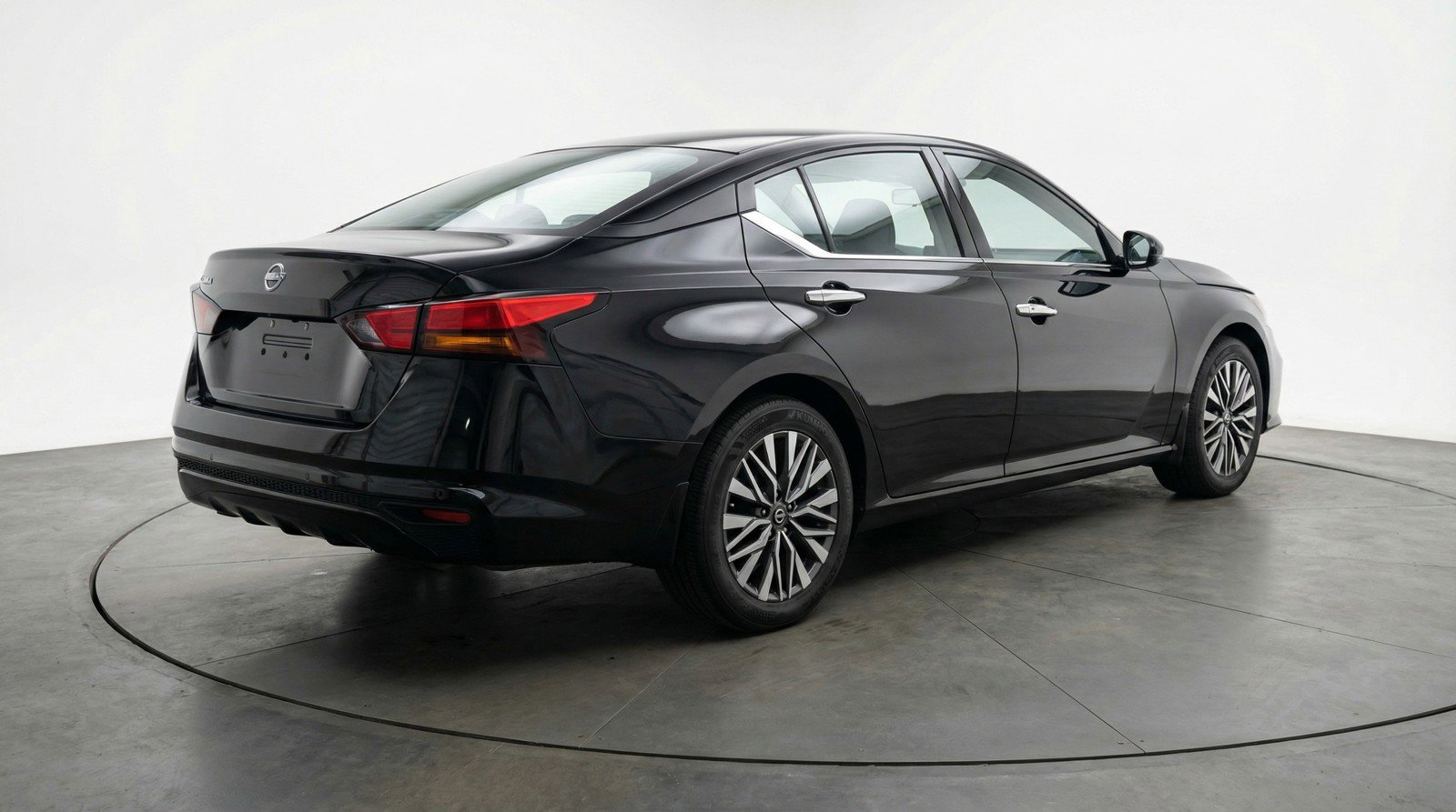 Used 2025 Nissan Altima 2.5 SV image 9