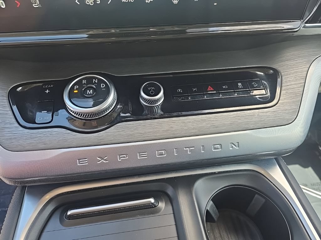 Used 2025 Ford Expedition Max Platinum AWD/4WD image 17