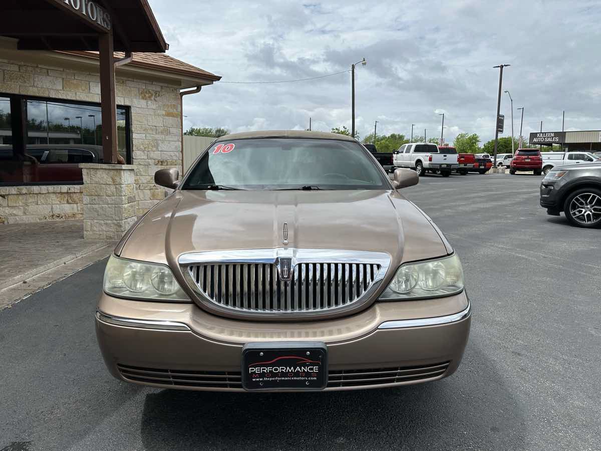 Used 2010 Lincoln Town Car Executive RWD image 5